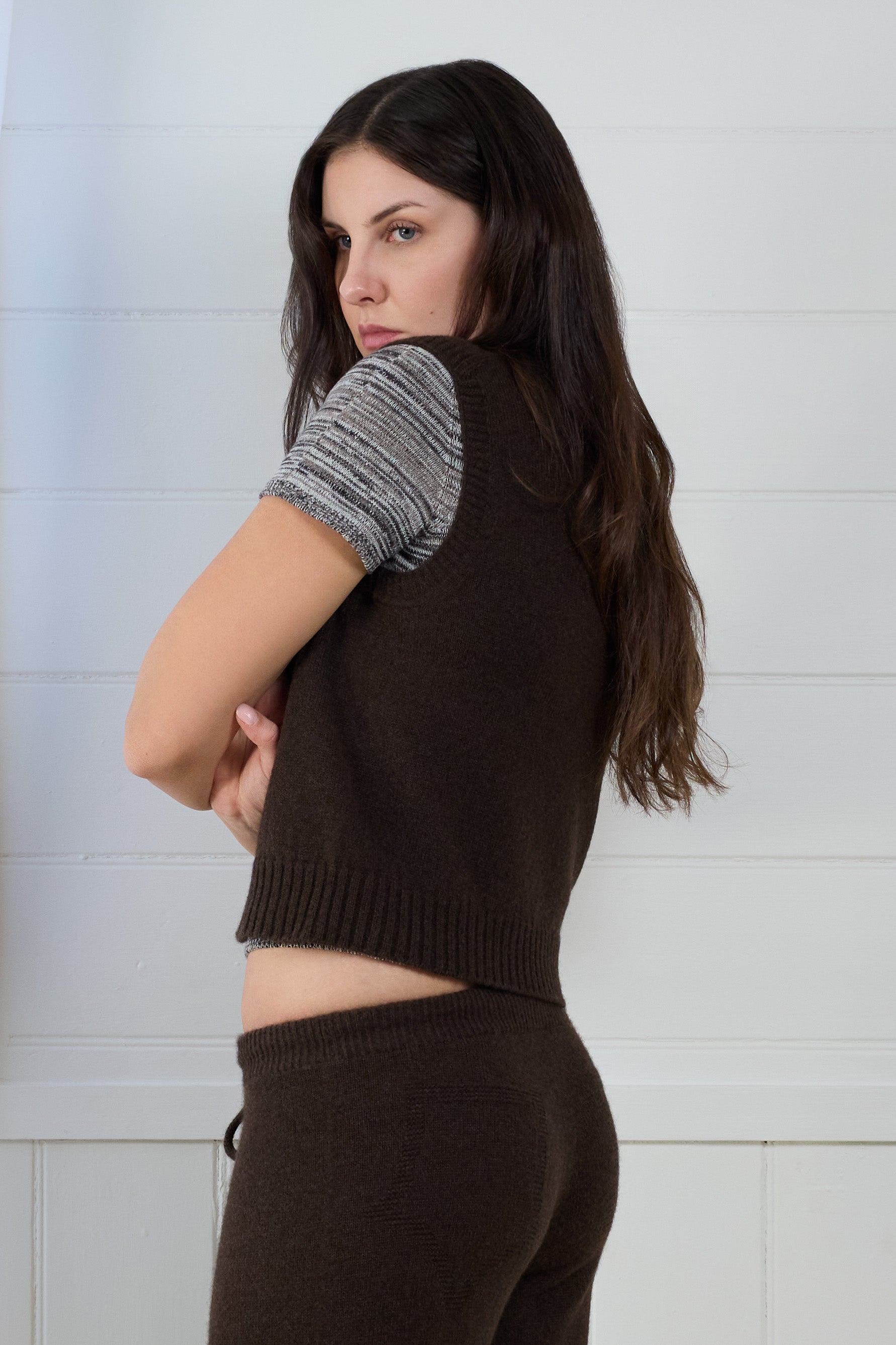 Fruitchouli V-Neck Vest in Natural Brown Yak – Australian knitwear (Detail1)