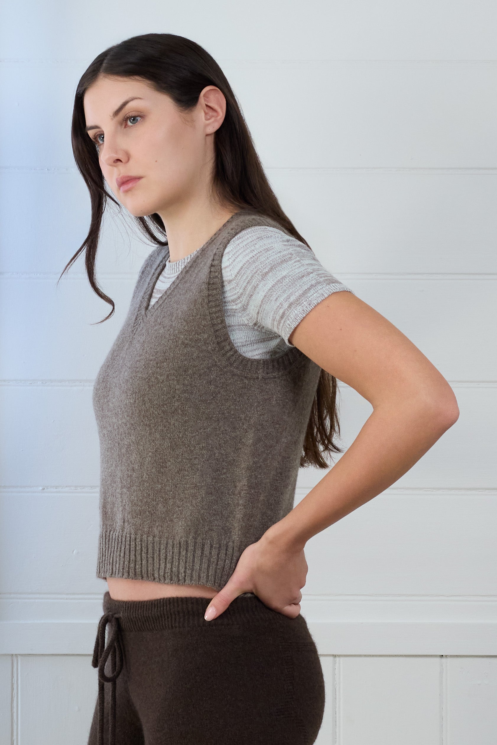 Fruitchouli V-Neck Vest in Natural Taupe Yak – Australian knitwear (Detail1)